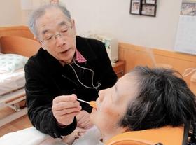 妻の山崎真佐子さんと面会する敬一さん＝養父市