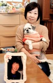 宏一さんの写真の前で、愛犬の夢ちゃんを抱く小前恵さん＝三田市