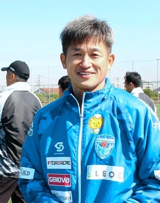 インタビューに答える横浜ＦＣの三浦知良選手＝横浜市保土ケ谷区