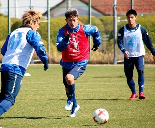 横浜ＦＣの三浦知良選手（中央）＝横浜市保土ケ谷区