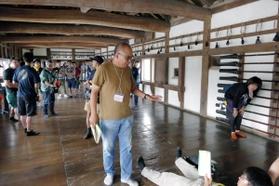 シーンの撮影前に打ち合わせる犬童一心監督ら＝姫路城