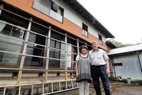 ロビン・ピアソンさんと高橋清美さん夫妻。「５万円のことは言わないで…」と照れる一面も＝兵庫県香美町村岡区柤岡