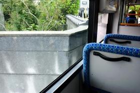 １系統「一番の難所」である歌敷山中学校付近の曲がり角。民家の壁と車体との間はわずか数センチ＝神戸市垂水区歌敷山２