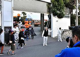 カボチャのバルーンを飾り、子どもたちを迎える組員ら＝神戸市灘区篠原本町４