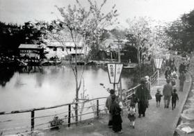 大きな池沿いに遊歩道が整備され、ぼんぼりが立つ「丸山遊園地」（神戸アーカイブ写真館提供）