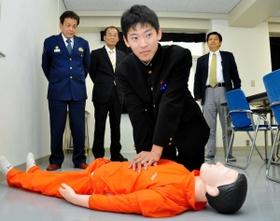 心肺蘇生法の様子を再現する延原豪暁さん＝赤穂中
