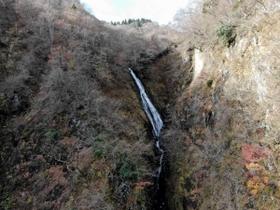 滝口からの全景が鮮明に撮影された「佐坊八反の滝」（河田さん提供）