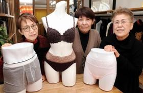 姿勢を良くする下着を開発・販売する「ラ・ピアンタ」の（左から）杉谷治美さん、四宮由幹さん、日野生子さん＝神戸市東灘区本山北町３