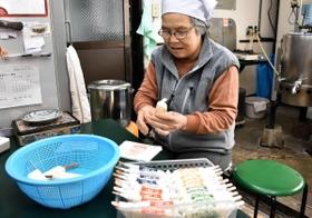 アイスキャンデーを包む岩下愛子さん＝鈴木商店