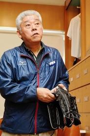 イチロー元選手のために作ったグラブを手にする岸本さん＝宍粟市波賀町安賀、ミズノテクニクス波賀工場