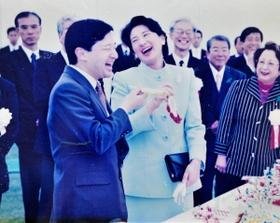 「じゃんけんができる吹き戻し」を楽しみ、満面の笑みを見せる天皇皇后両陛下＝２００３年４月２６日、国営明石海峡公園（木村幸一さん提供）