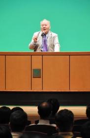 棋士の経験を独特の口調で語る加藤一二三九段＝市総合文化センター・郷の音ホール