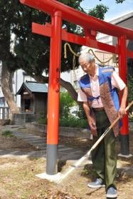 週５日ほどは神社の境内を掃除するという鈴木誠臣さん＝弓場八幡神社