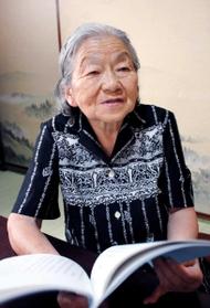 手記を手に、引き揚げの日々を思い返す岩本直美さん。「クーニャン（娘）」など現地の言葉は今も記憶する＝三木市