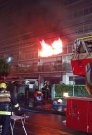 炎を上げて燃えるマンションの一室＝４日午後９時すぎ、尼崎市（読者提供）