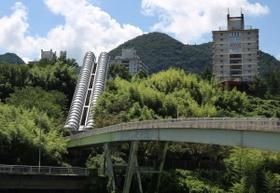 小高い山に沿う２本のパイプ…。あれは何？＝神戸市北区山田町上谷上