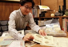 有馬温泉の特産品の記録が残る資料を紹介する吉田佳展さん＝神戸市北区有馬町