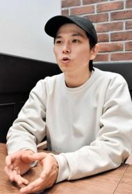 ＬＥＤを使ったダンスパフォーマンスを演出する藤本実さん＝大阪市内