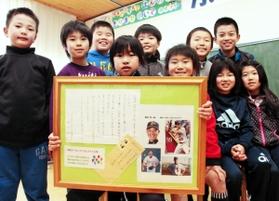 風船を受け取った田口壮コーチからの手紙を紹介する児童たち＝加西市田谷町、宇仁小学校