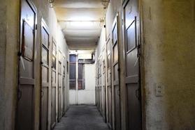 １３８の部屋が入る建物内。宿泊する際、ドアの結束バンドをはさみで切ってから入る＝神戸市兵庫区新開地５