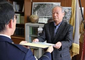ビルから飛び降りしようとした高齢男性を救助し、表彰される佐藤豊広さん＝須磨署