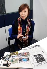 フェイスブックを更新するスマートフォンを手に、震災や亡き母について語る村田美弥子さん＝神戸市中央区東川崎町１