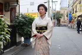 福原を歩く小広さん。かつては毎晩のようにお座敷がかかり、料亭に詰めていたこともあるそうだ＝神戸市兵庫区福原町
