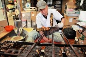 半世紀にわたって焼き続ける宇野定男さん＝神戸市兵庫区下祇園町