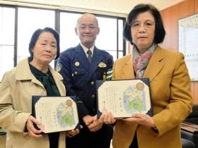 ビルから飛び降りようとした男性を助けたとして、表彰状を受けた寺坂照子さん（左）と林久恵さん＝兵庫県警須磨署