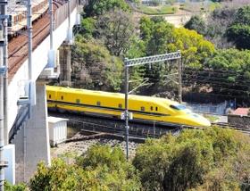 橋にさしかかった地下鉄車両の下を走り抜けるドクターイエロー＝神戸市須磨区（正木さん提供）