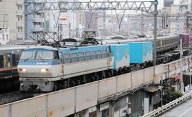 ＪＲ神戸線を走行する貨物列車。コンテナの輸送量は増加傾向だ＝神戸市中央区