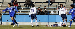 豊かな才能で滝川第二高校を圧倒した鹿児島城西高時代の大迫勇也選手（左）＝２００９年１月５日、横浜市のニッパツ三ツ沢球技場