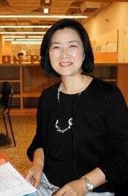 「校則は３０年前から問題点を指摘する論文が出ているが、現状はほとんど変わっていない」と話す西尾亜希子准教授＝西宮市池開町、武庫川女子大