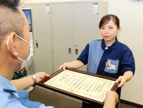 瀧川豊史佐用署長から感謝状を受け取る福本茜さん＝佐用署