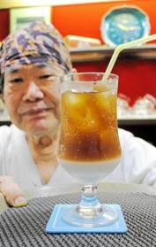 「喫茶ヨシダ」で半世紀、メニューに並ぶ幻のドリンク「キューピット」＝明石市本町１