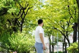 同性カップルでのラブホテルの利用を拒まれた男性＝尼崎市内