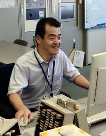 神戸税関六甲アイランド出張所で働く神戸さん＝神戸市東灘区向洋町西１