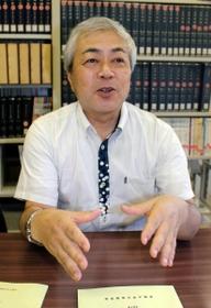 ３０年にわたるゼミでの方言研究について話す都染直也教授＝神戸市東灘区岡本８、甲南大