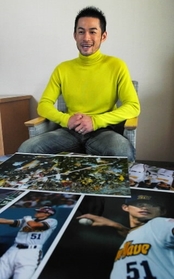 オリックス時代の写真を見ながら、震災当時を振り返るイチロー選手＝神戸市内