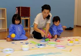 報道陣に公開された認可外保育園「ファミリア　プリスクール夙川」。体感型の教育を目指す＝西宮市南郷町