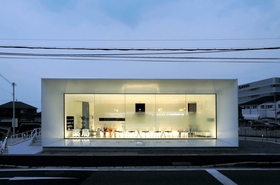 薄暮に光を放つ「ゴダイ薬局　御国野店」＝姫路市御国野町国分寺（撮影・山崎　竜）