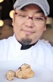 草刈り中に白トリュフを見つけた西山農さん＝三木市吉川町豊岡、西山牧場