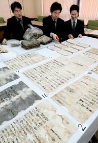 秀吉から脇坂安治宛ての書状について説明する村井祐樹・東大史料編纂所助教（左）ら＝たつの市役所
