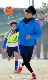 初蹴りで古里の小学生チームとゲームを楽しむ香川真司＝２日、神戸市垂水区、垂水スポーツガーデン（撮影・風斗雅博）