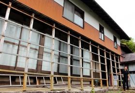 破格の５万円で売りに出された空き家。裏には蔵や畑もある＝兵庫県香美町村岡区柤岡