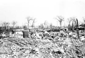 １９４５年７月３日の空襲後に撮影された姫路市内。遠くに姫路城が見える（高橋秀吉コレクションより）