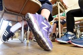 市外からの転校生には違和感？　神戸の児童たちは、校舎のほとんどを運動靴で過ごす＝神戸市中央区の湊小学校（撮影・中西大二）