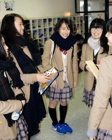 仲の良い同級生たちとの会話に表情を和ませる三原舞依（中央）＝芦屋市宮川町、県芦屋高