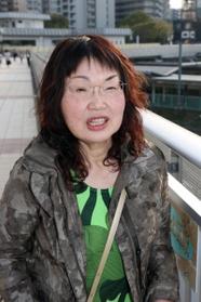 脱線事故当時の車両の様子などを話す玉置富美子さん＝伊丹市