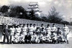 山陽電気鉄道が創設したプロ野球チーム「山陽クラウンズ」の選手ら＝１９５１年１１月、明石球場（山陽電気鉄道提供）
